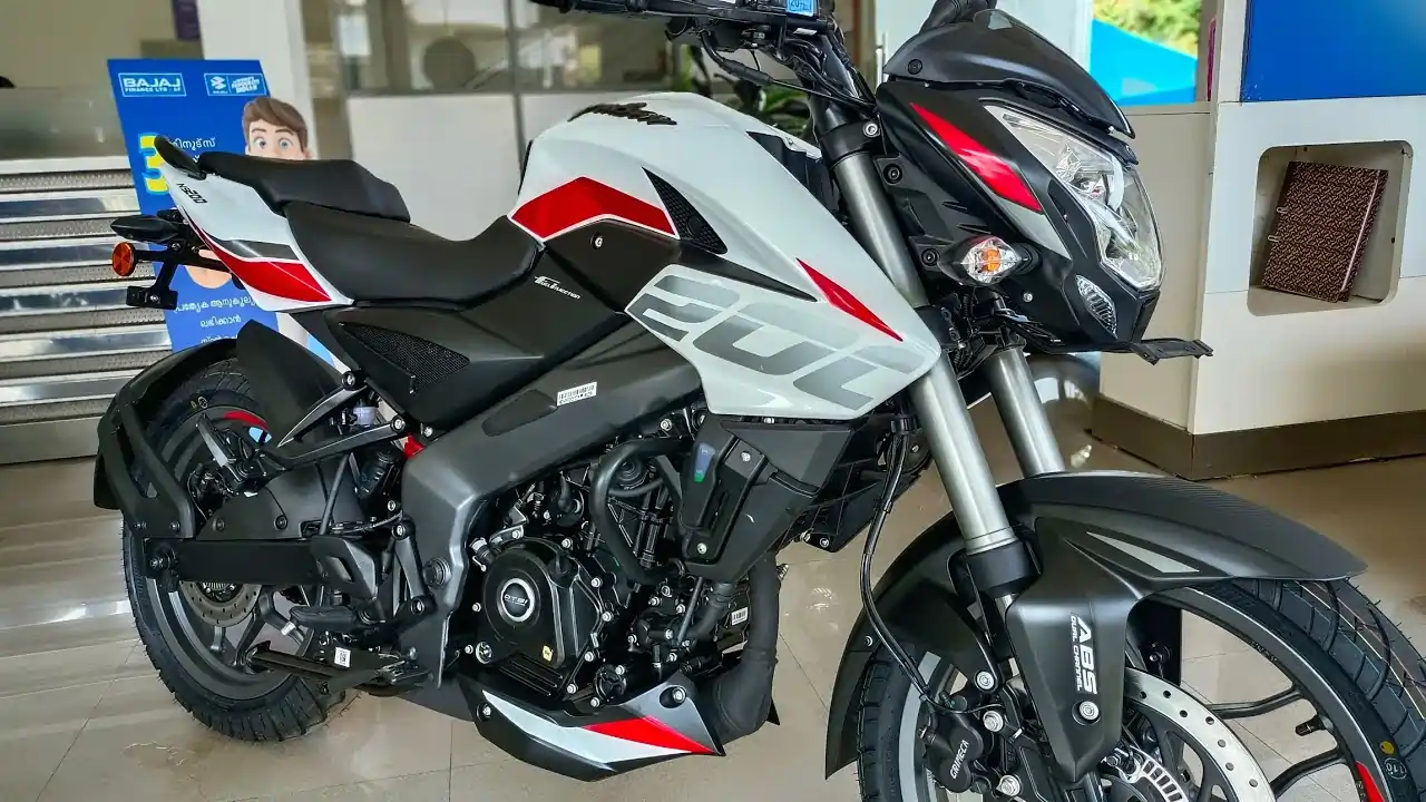 TVS Raider के तोते उड़ने मार्केट में आई Bajaj Pulsar NS200, 200cc के इंजन और जबरदस्त माइलेज के साथ!
